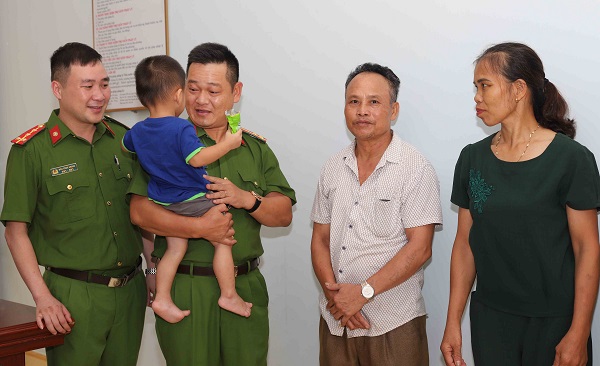 Công an quận Đồ Sơn: Trao cháu bé bị bán trở về gia đình